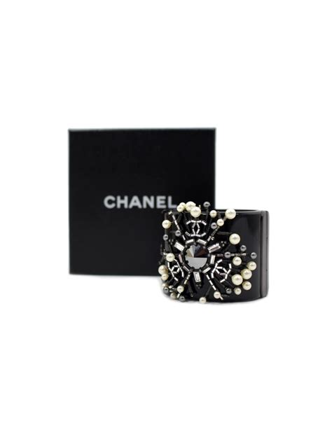 chanel manchette perle|Chanel perles earrings.